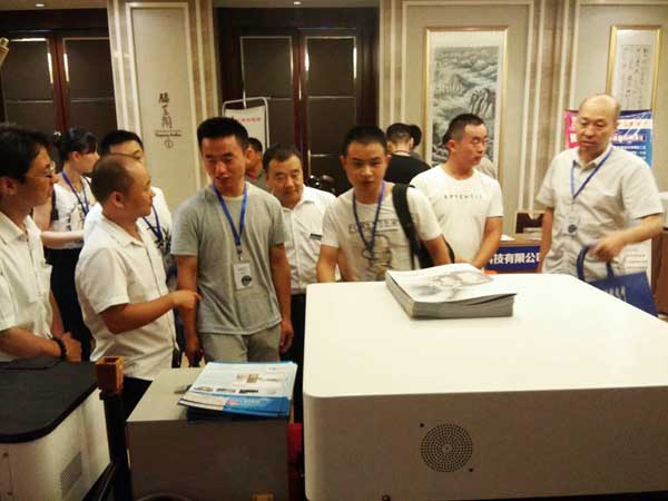 直讀光譜儀產品一出場就吸引了眾多鑄造行業專家的目光。